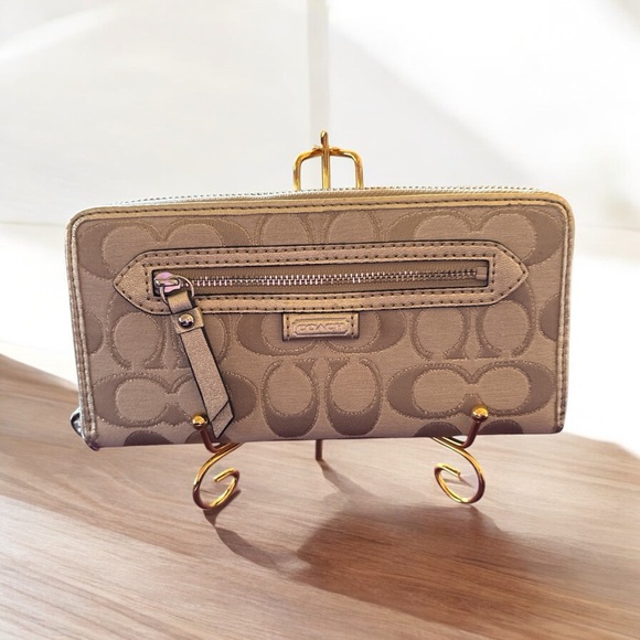 EUC Coach Daisy outline signature zip around wallet - Picture 1 of 16